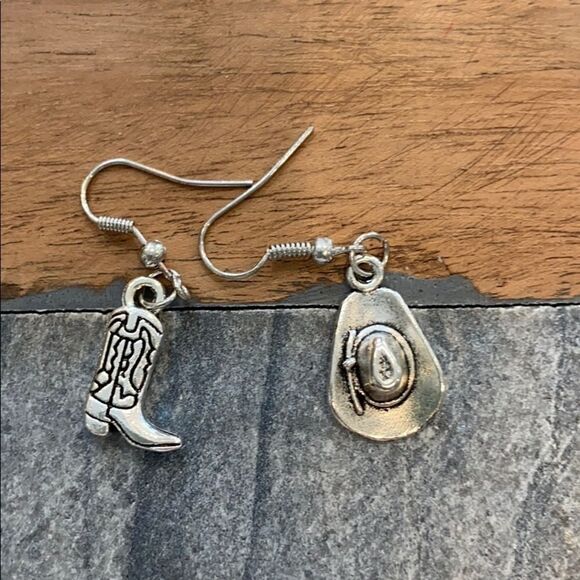 Hat and boots and earrings‎ - Picture 1 of 1